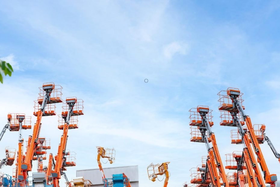 Revolutionary Evolution: From Scissor Lifts to Spider Lifts 10 A construction site with various construction equipment, including cranes. JOVOO's Spider lift and Scissor lift are used