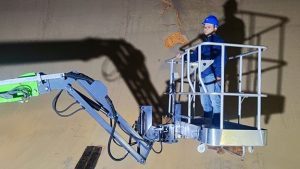 blog 1 Person working on Jovoo Boom lifts